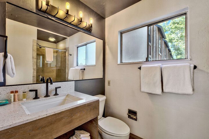 1 King Bed with View Bathtub Accessible (8 of 21)
