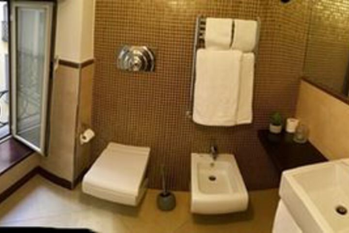 Room 12 of 28