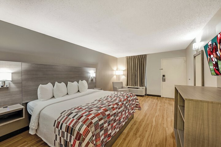 Deluxe King Bed (2 of 7)