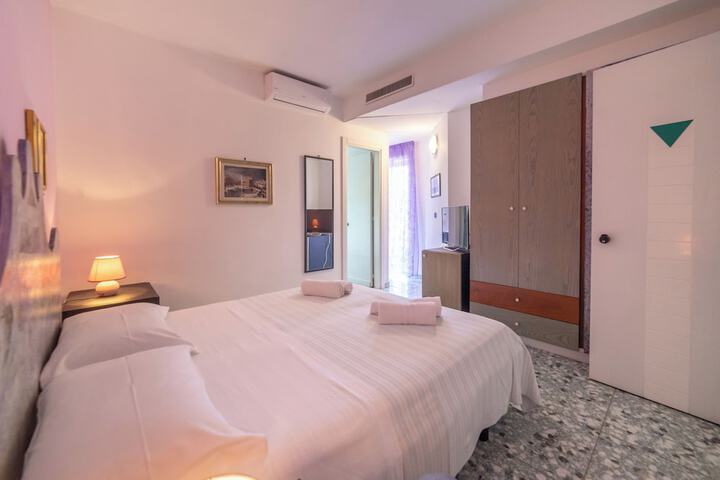 Room 10 of 28