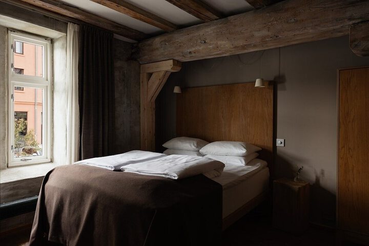 Room 27 of 107