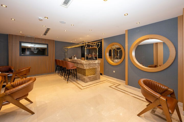 Lounge 142 of 144