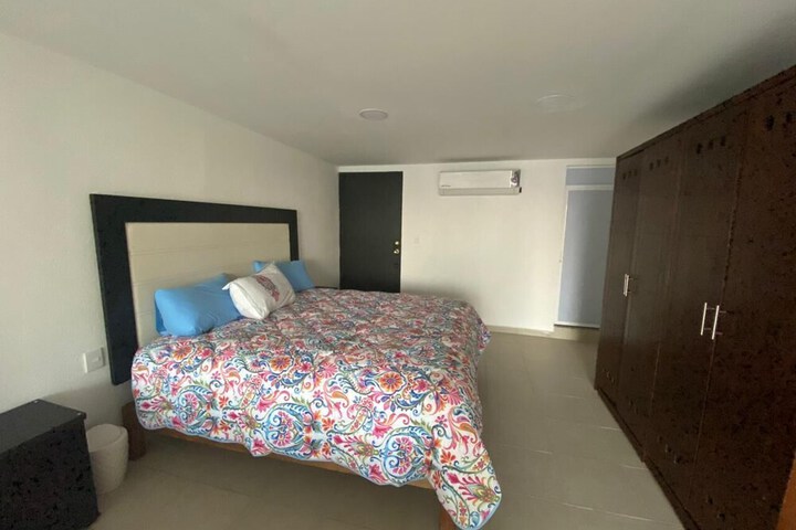 Room 10 of 28