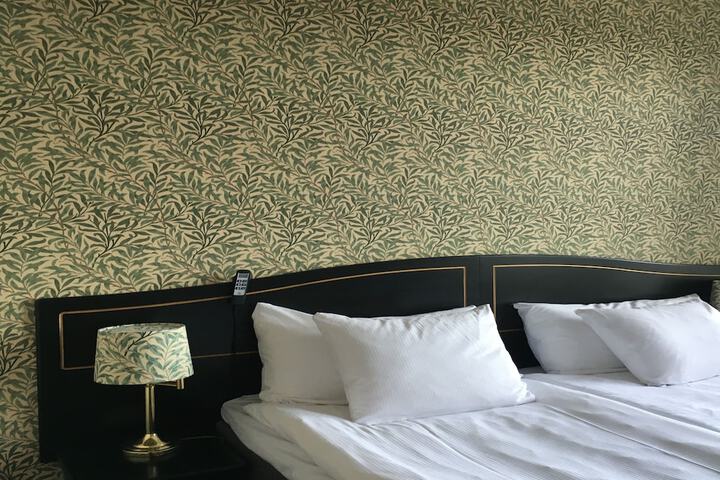 Room 2 of 94