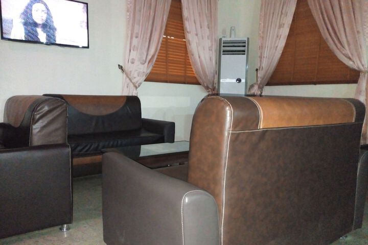 Lounge 20 of 24