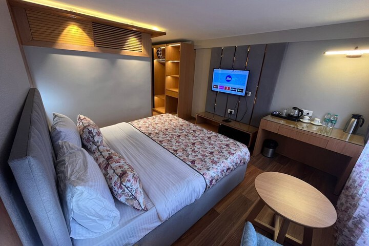 Room 10 of 34