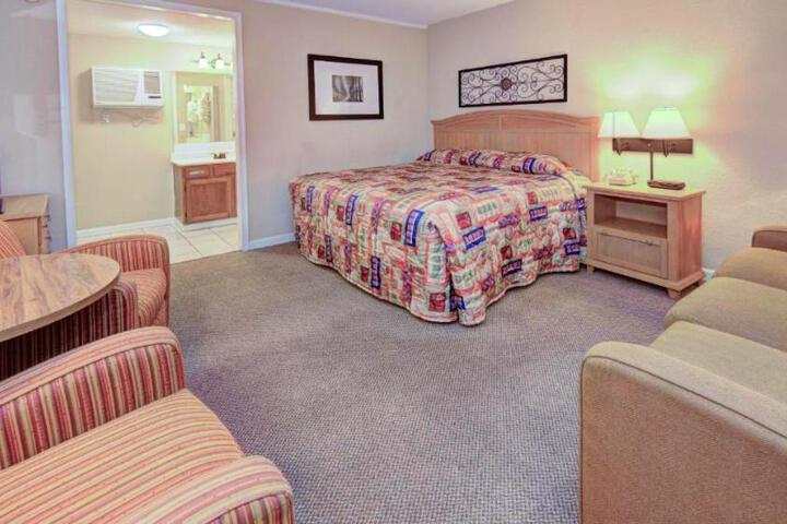 Standard Single Room 1 Queen Bed (2 of 7)