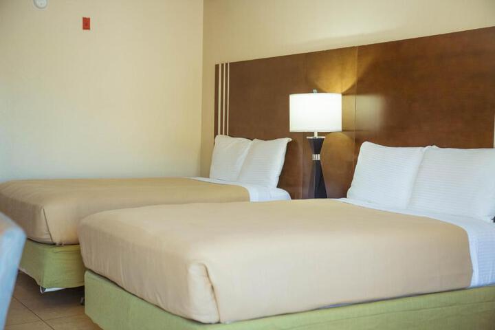 2 Double Beds (3 of 6)