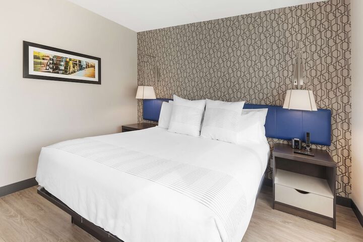 1 King Bed Sofa Bed Microwave and Refrigerator Keurig Coffee Maker Walk in Shower Full Breakfast (10 of 13)