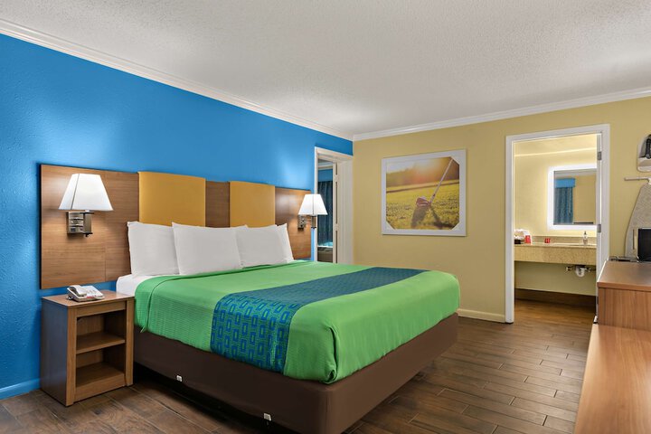 1 King Accessible Roll in Shower Microwave, Refrigerator, Continental Breakfast (8 of 14)