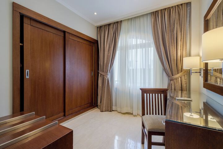 Room 33 of 98