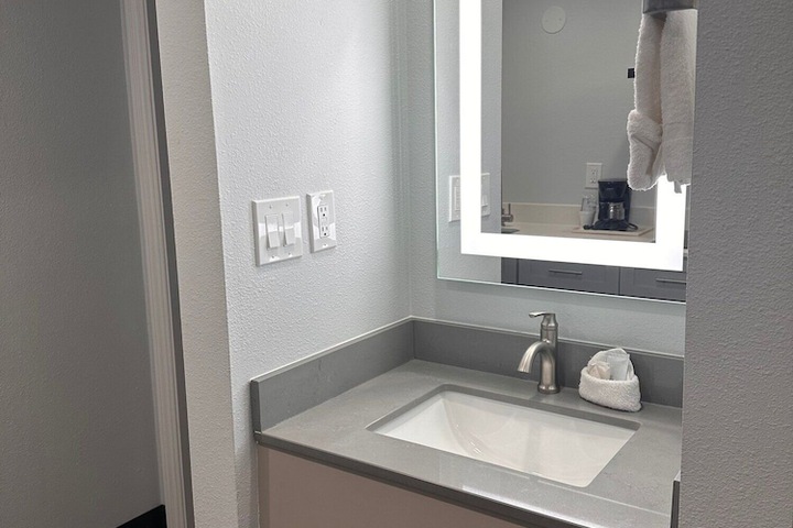 Room 6 of 27