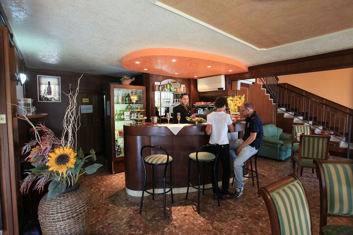Lounge 53 of 133