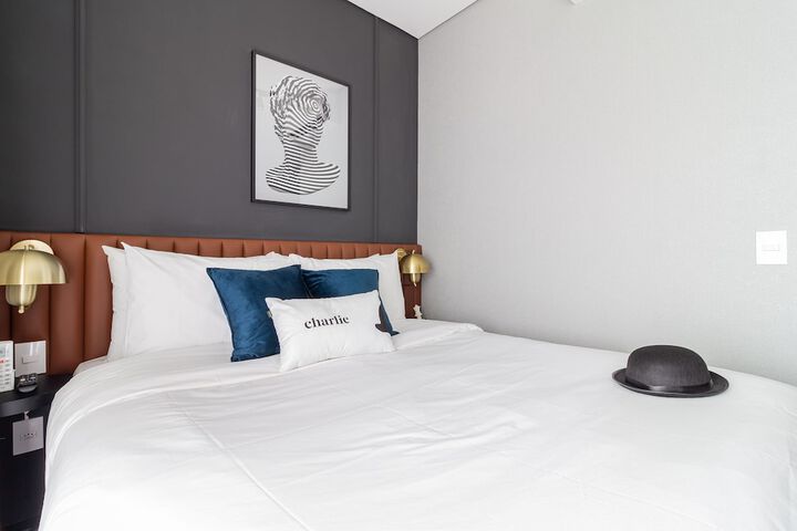Room 4 of 184