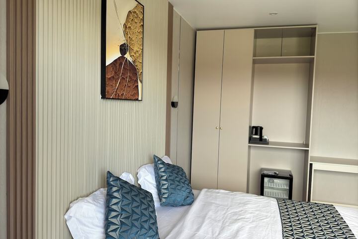 Room 8 of 32
