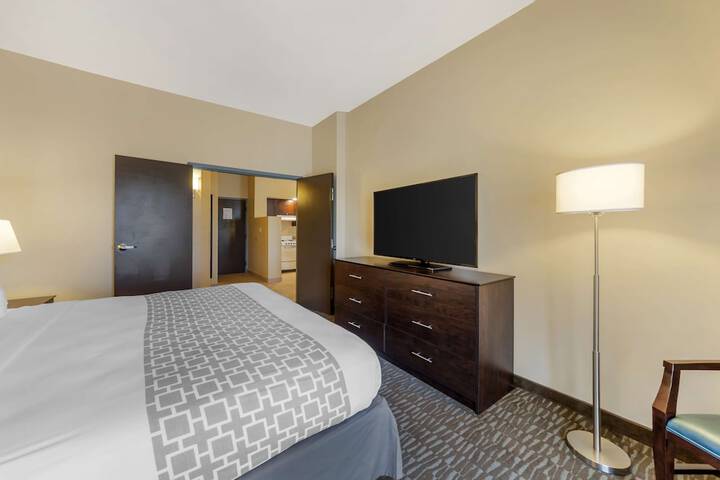 1 King Bed (9 of 21)