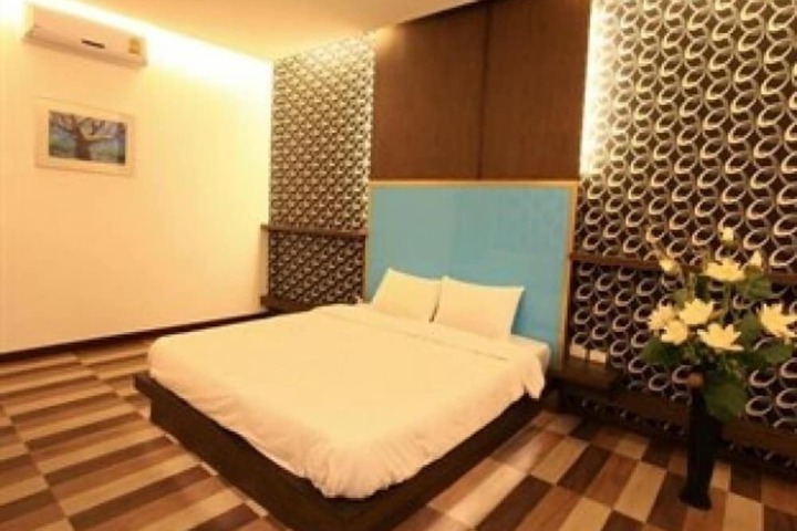 Room 10 of 18