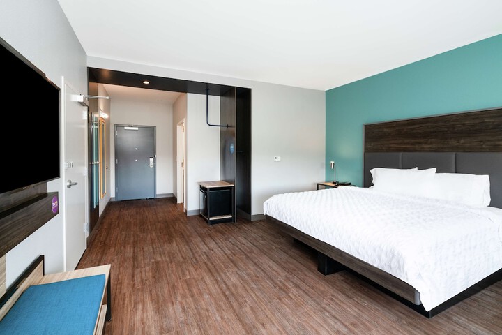 1 King Bed (1 of 14)