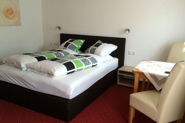 Room 3 of 33