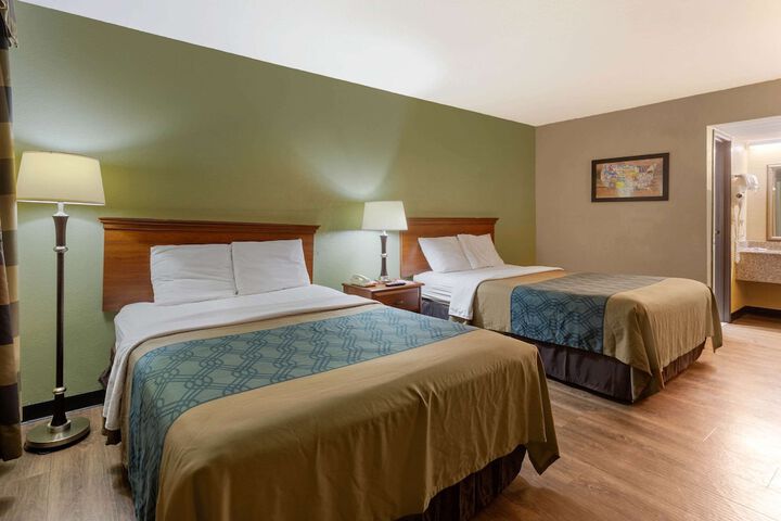 2 Queen Beds (5 of 7)