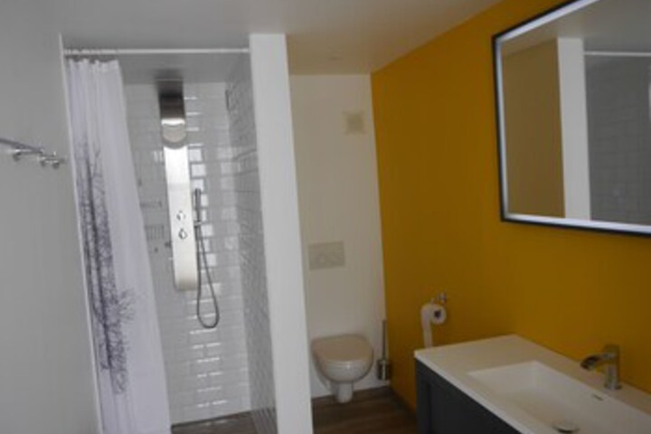 Room 3 of 33