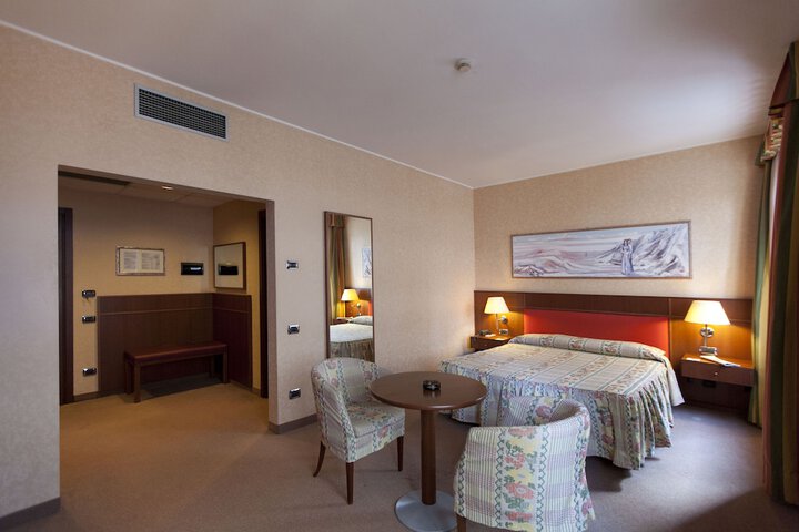 Room 13 of 33