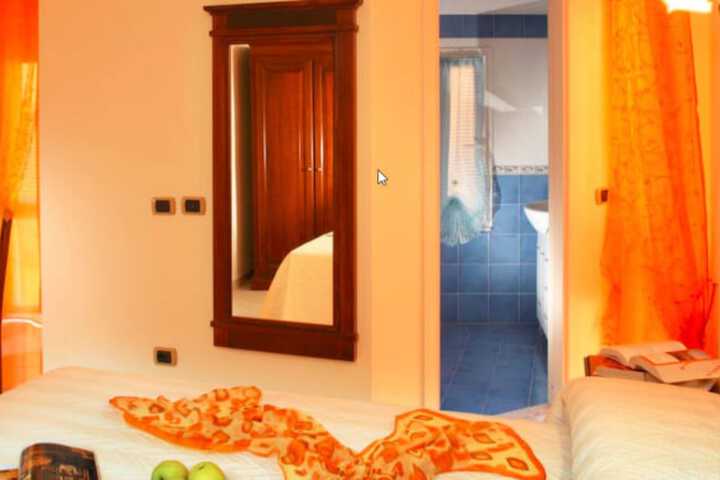 Room 6 of 12