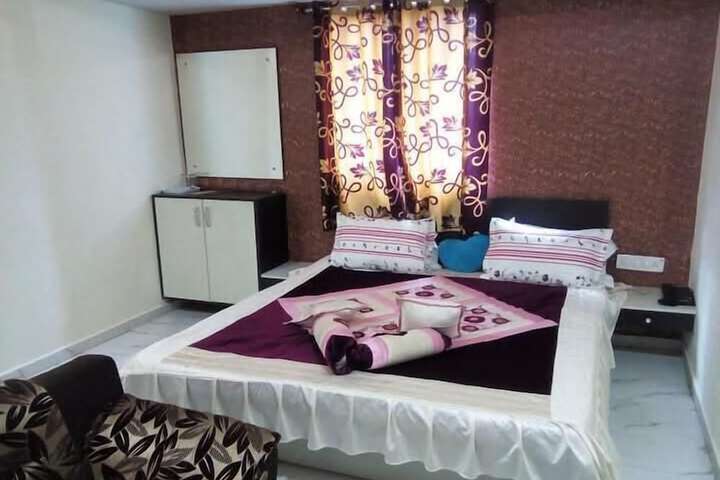 Room 5 of 9