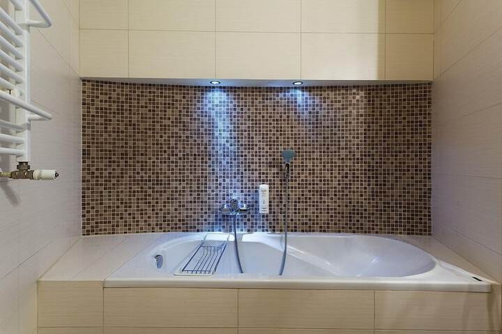Deep soaking bathtub