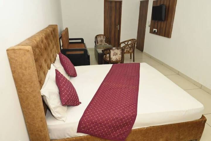 Room 4 of 12