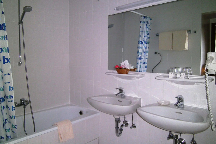 Room 10 of 38