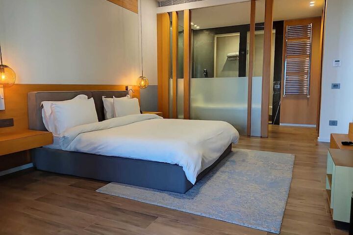 Room 45 of 102