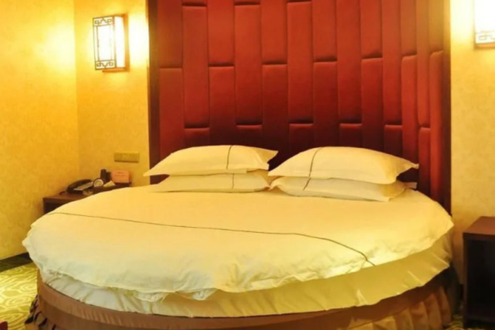 Room 5 of 9