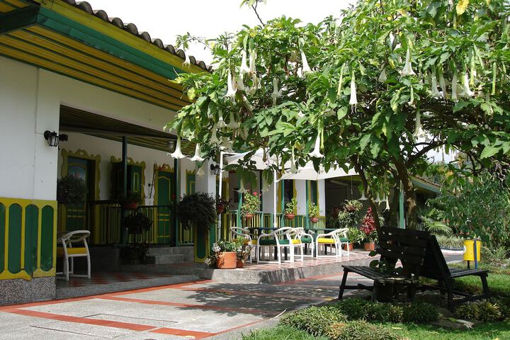 Hotel Exterior 5 of 32