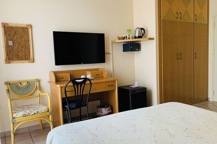 Room 13 of 33