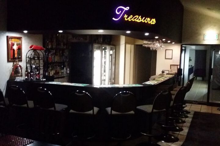 Lounge 14 of 29