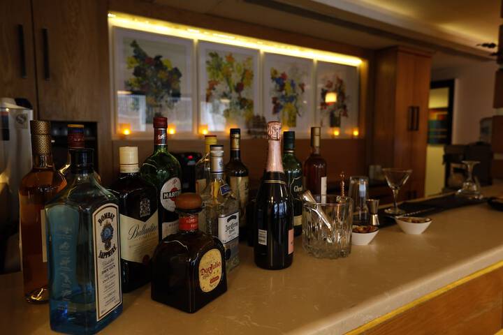 Lounge 43 of 54