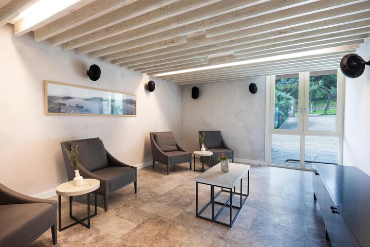Guest Lobby