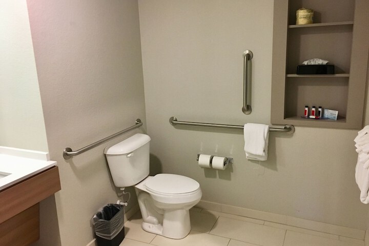 1 Queen Bed Accessible Room (6 of 25)