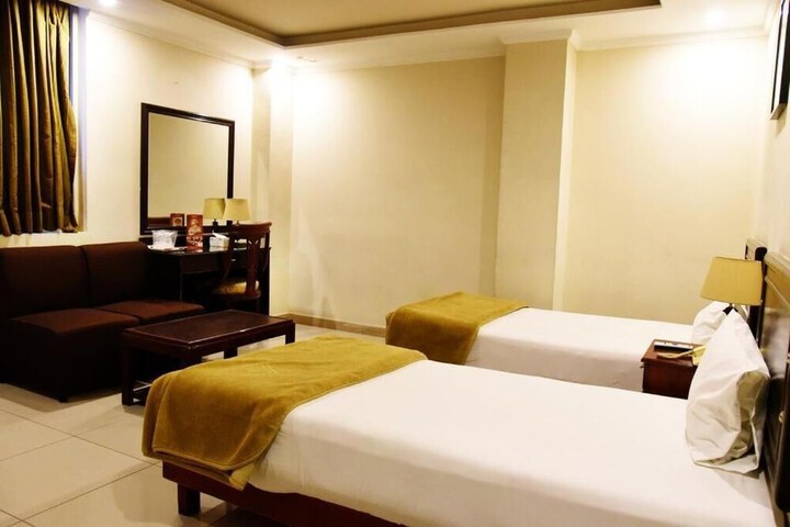 Room 13 of 28