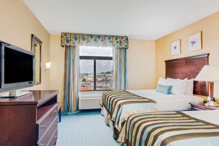 1 King Bed Accessible (3 of 5)