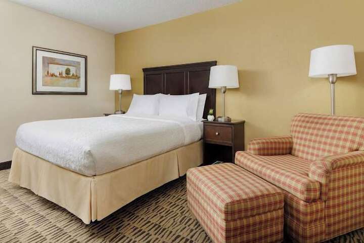 Deluxe Room 1 King Bed (4 of 10)