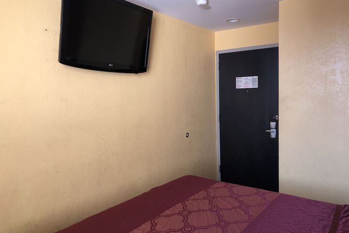 Single King Bed (2 of 12)