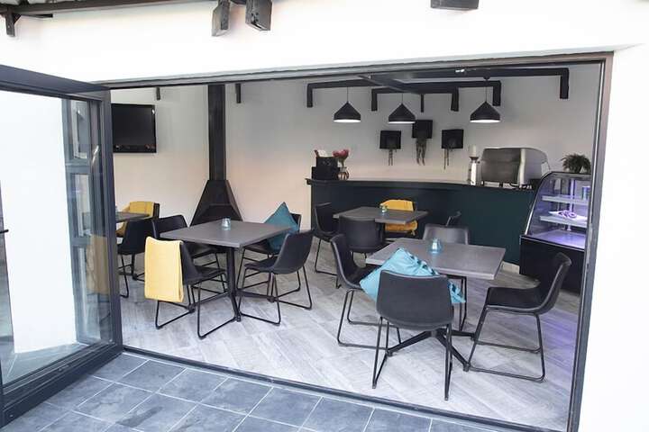 Lounge 36 of 43