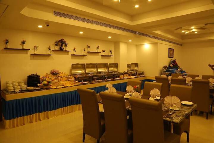Dining 10 of 12