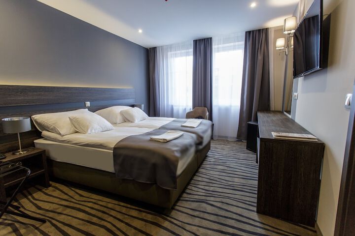 Room 10 of 32