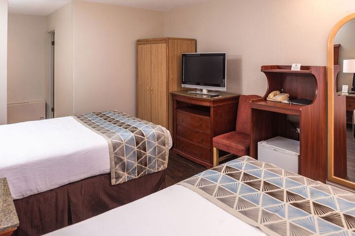 1 Queen Bed (8 of 18)