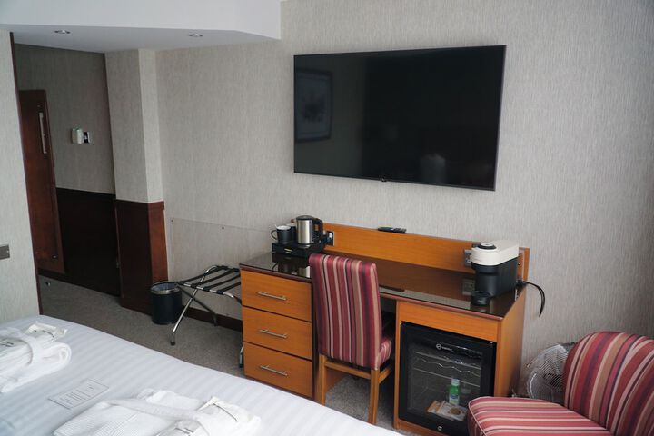 Room 33 of 102