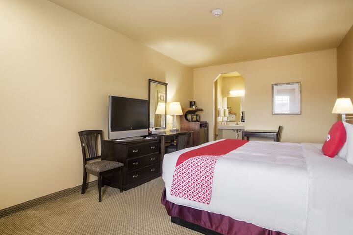 1 King Bed (3 of 10)