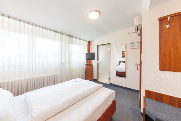 Room 10 of 37